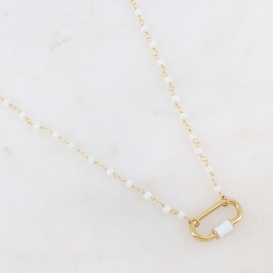 Collier doré avec perles en pâtes de verre blanches et un pendentif en anneau ovale embelli d'un email blanc 39,5+5 cm