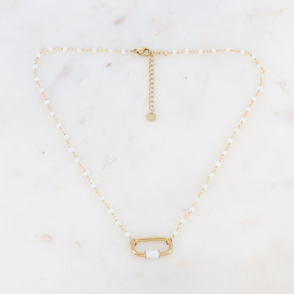 Collier doré avec perles en pâtes de verre blanches et un pendentif en anneau ovale embelli d'un email blanc 39,5+5 cm