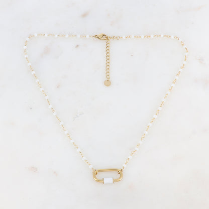 Collier doré avec perles en pâtes de verre blanches et un pendentif en anneau ovale embelli d'un email blanc 39,5+5 cm