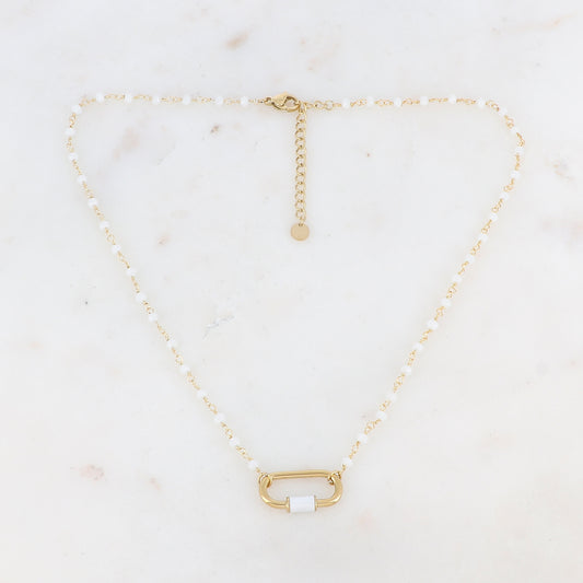 Collier doré avec perles en pâtes de verre blanches et un pendentif en anneau ovale embelli d'un email blanc 39,5+5 cm