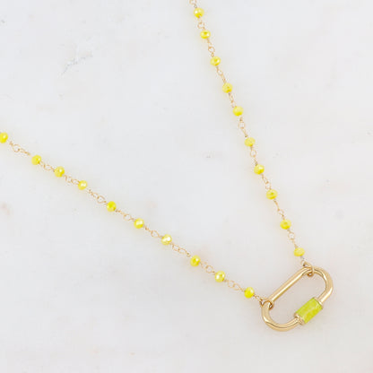 Collier doré avec perles en pâtes de verre jaunes et un pendentif en anneau ovale embelli d'un email jaune 39,5+5 cm