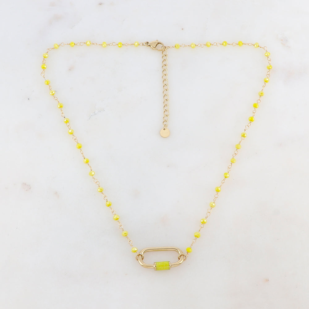 Collier doré avec perles en pâtes de verre jaunes et un pendentif en anneau ovale embelli d'un email jaune 39,5+5 cm