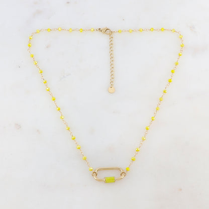 Collier doré avec perles en pâtes de verre jaunes et un pendentif en anneau ovale embelli d'un email jaune 39,5+5 cm