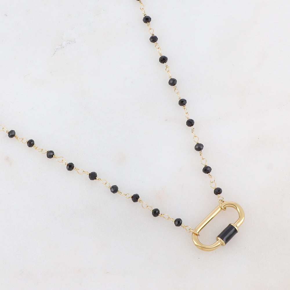 Collier doré avec perles en pâtes de verre noirs et un pendentif en anneau ovale embelli d'un email noir 39,5+5 cm