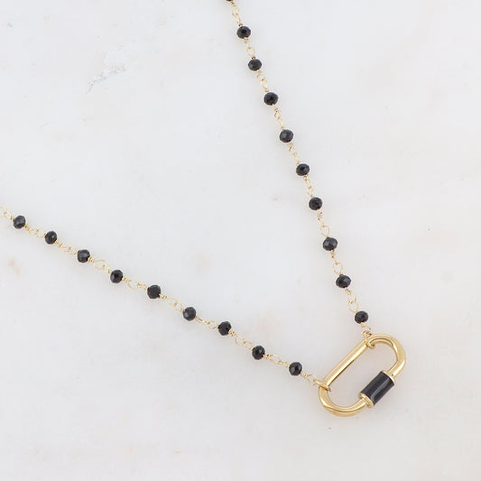 Collier doré avec perles en pâtes de verre noirs et un pendentif en anneau ovale embelli d'un email noir 39,5+5 cm