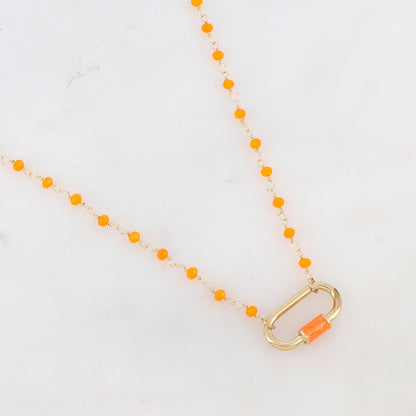 Collier doré avec perles en pâtes de verre oranges et un pendentif en anneau ovale embelli d'un email orange 39,5+5 cm