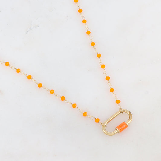 Collier doré avec perles en pâtes de verre oranges et un pendentif en anneau ovale embelli d'un email orange 39,5+5 cm