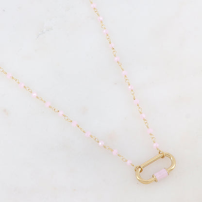 Collier doré avec perles en pâtes de verre roses et un pendentif en anneau ovale embelli d'un email rose 39,5+5 cm