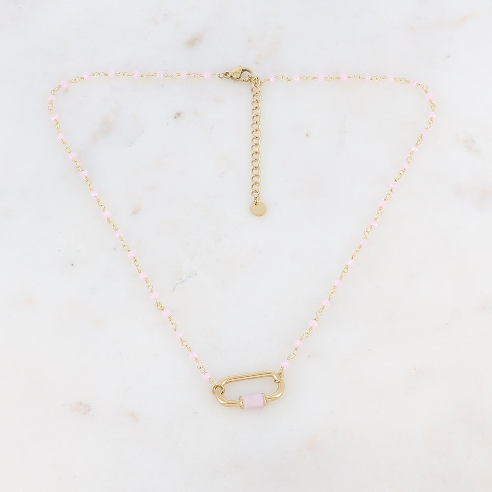 Collier doré avec perles en pâtes de verre roses et un pendentif en anneau ovale embelli d'un email rose 39,5+5 cm