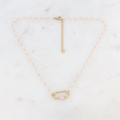 Collier doré avec perles en pâtes de verre roses et un pendentif en anneau ovale embelli d'un email rose 39,5+5 cm
