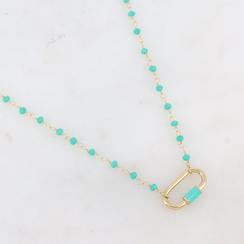 Collier doré avec perles en pâtes de verre turquoises et un pendentif en anneau ovale embelli d'un email turquoise 39,5+5 cm