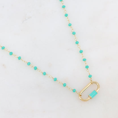 Collier doré avec perles en pâtes de verre turquoises et un pendentif en anneau ovale embelli d'un email turquoise 39,5+5 cm