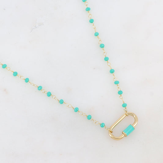 Collier doré avec perles en pâtes de verre turquoises et un pendentif en anneau ovale embelli d'un email turquoise 39,5+5 cm