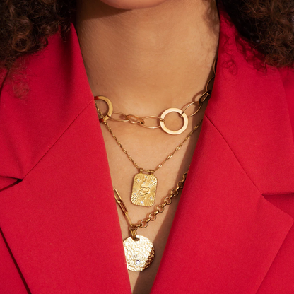Collier sur chaîne doré composé d'une pièce rectangulaire motif serpent ornée de strass blancs 40+5 cm
