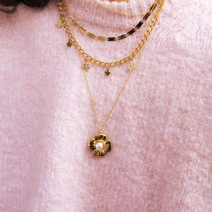 Collier doré avec un pendentif fleur embelli d'une perle d'eau douce 38+5 cm