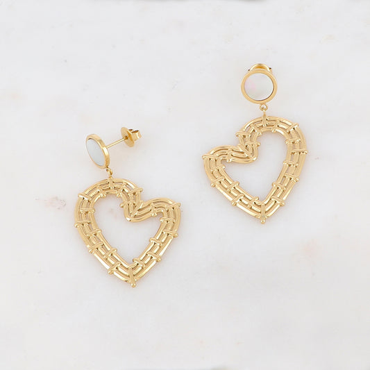B.O à puce avec nacre blanche et pendant cœur ajouré 2,7 x 4,9 cm.