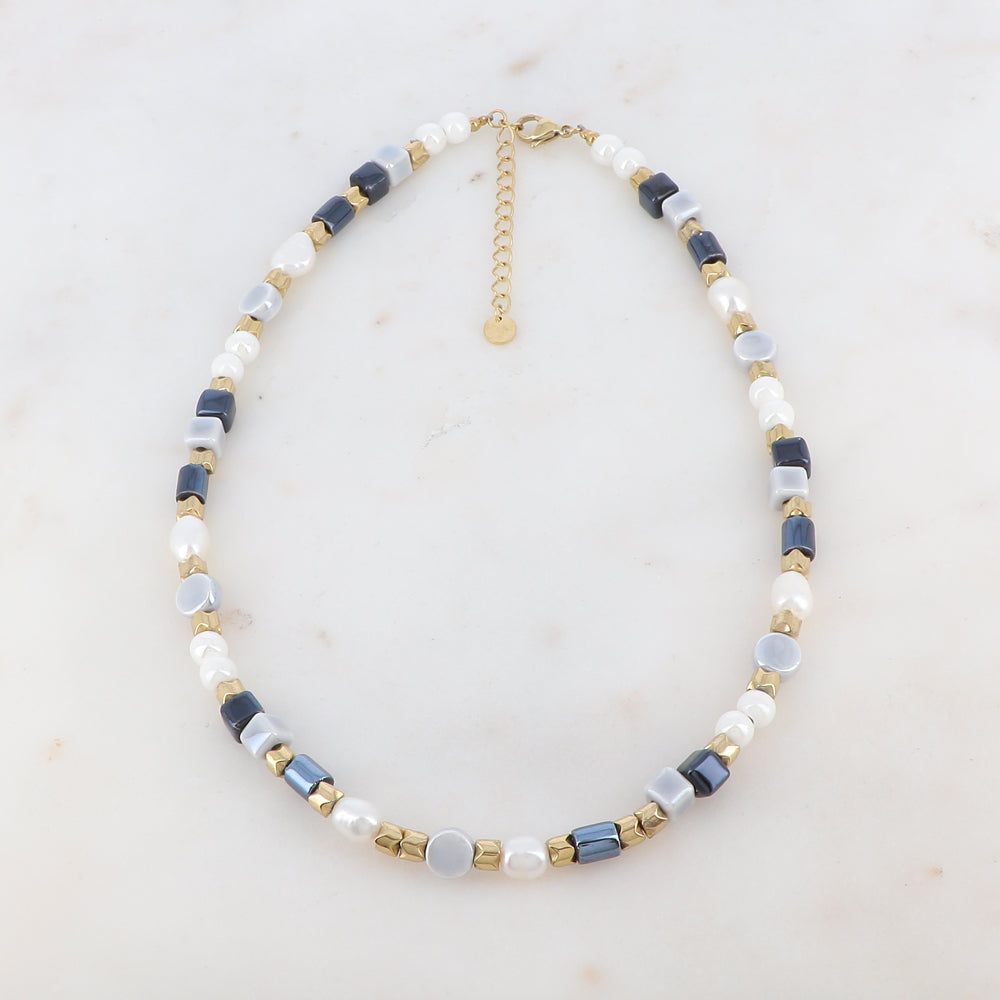 Collier doré avec des perles en céramique grises et bleues et des perles d'eau douce 40+5 cm