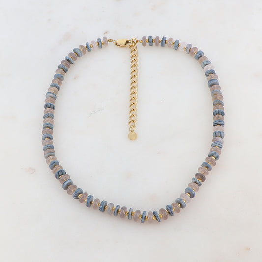Collier doré embelli de pierres naturelles et coquillages gris bleus 36+7 cm