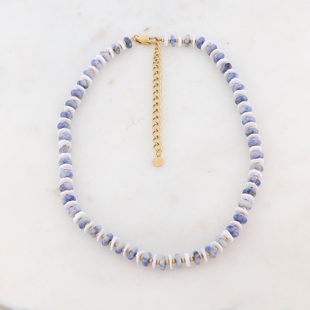 Collier doré embelli de pierres naturelles et coquillages blancs et bleus 36+7 cm