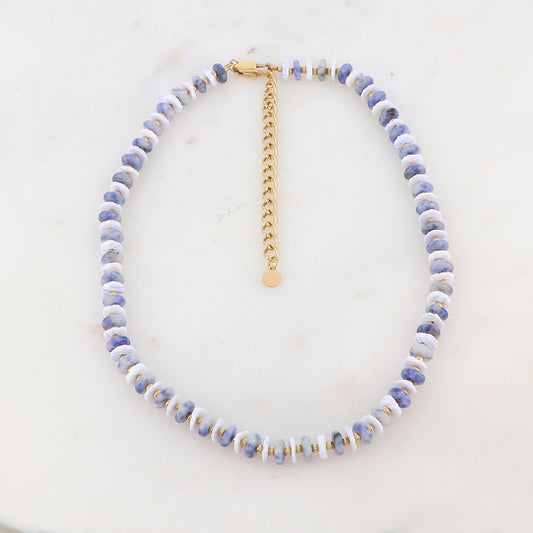 Collier doré embelli de pierres naturelles et coquillages blancs et bleus 36+7 cm