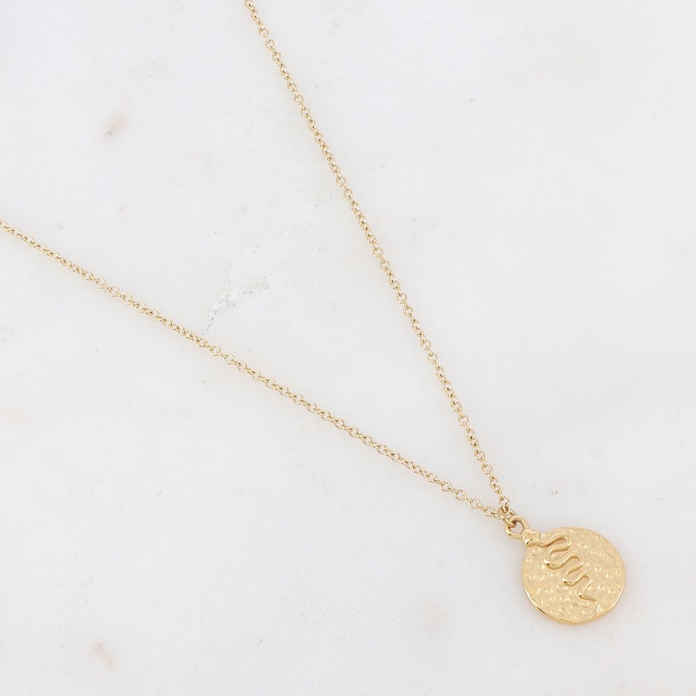 Collier doré avec pendentif martelé motif serpent 41+5 cm