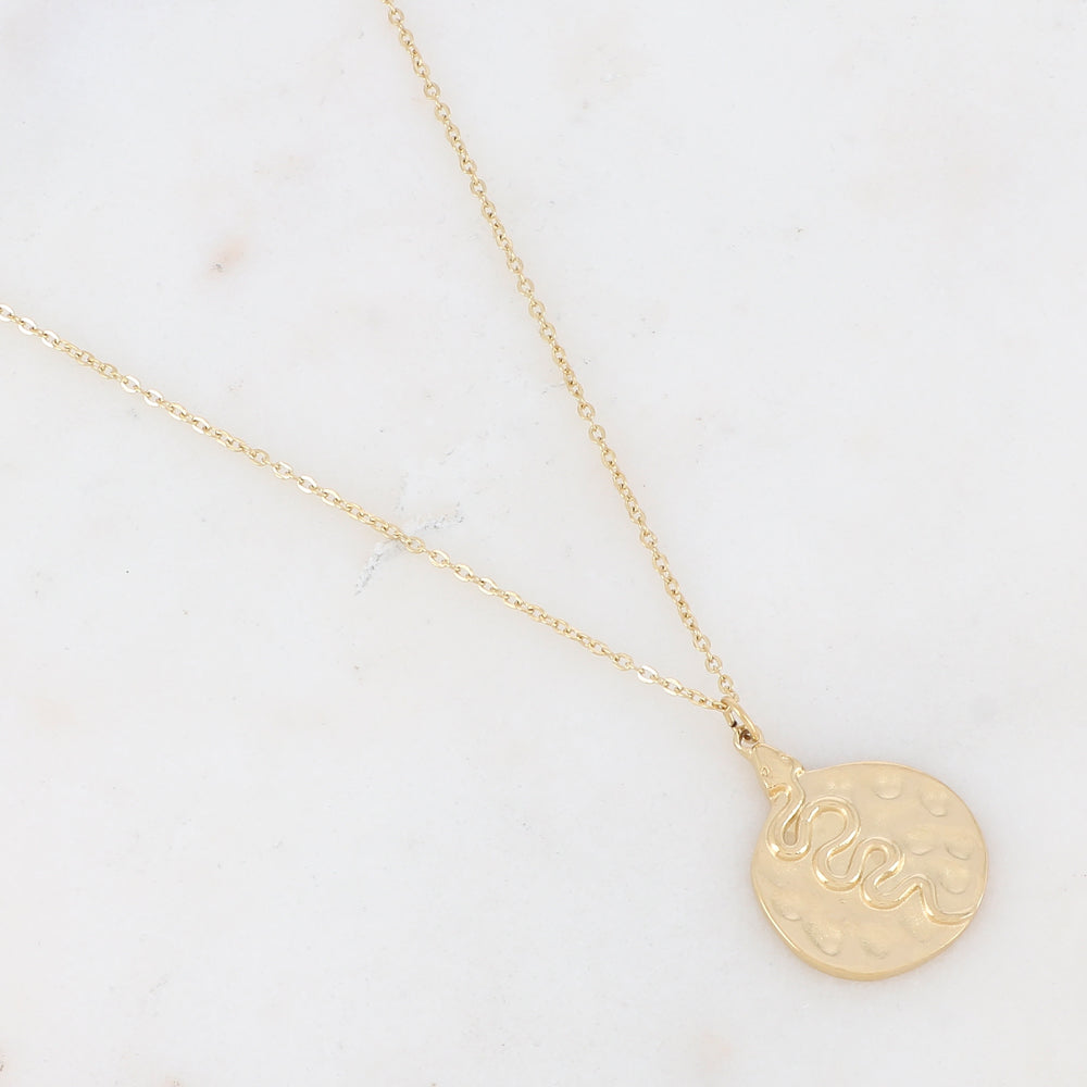 Collier doré avec pendentif martelé motif serpent 41+5 cm