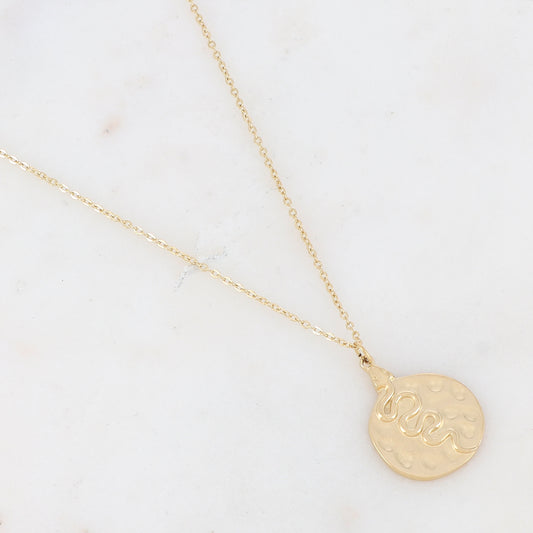 Collier doré avec pendentif martelé motif serpent 41+5 cm