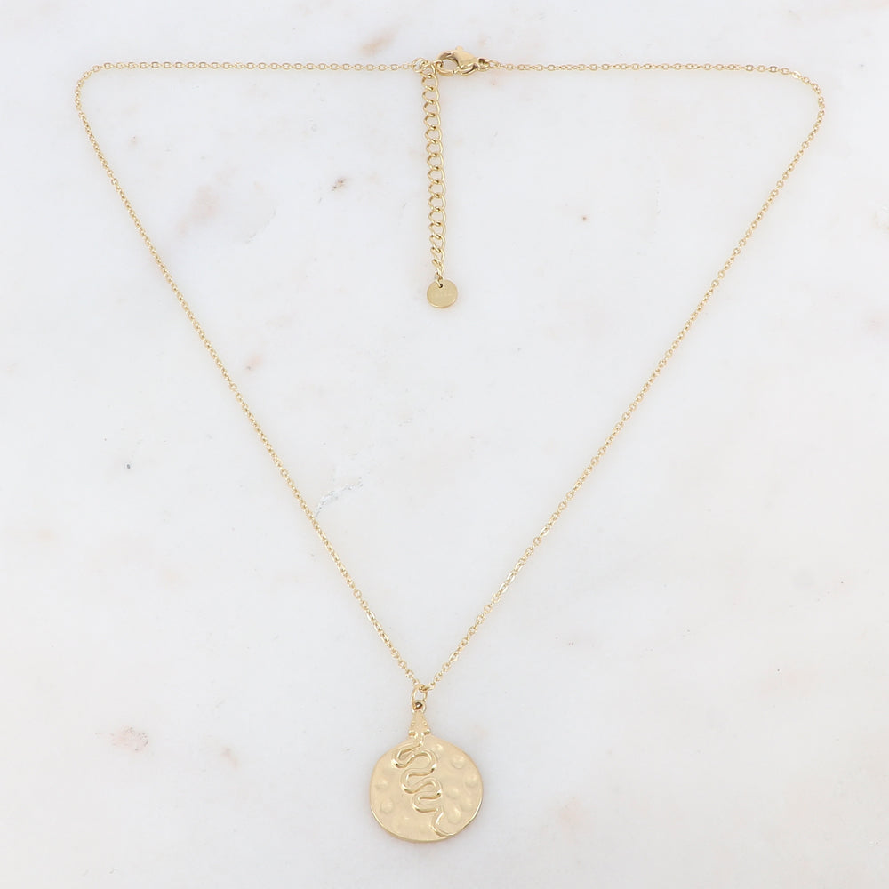 Collier doré avec pendentif martelé motif serpent 41+5 cm
