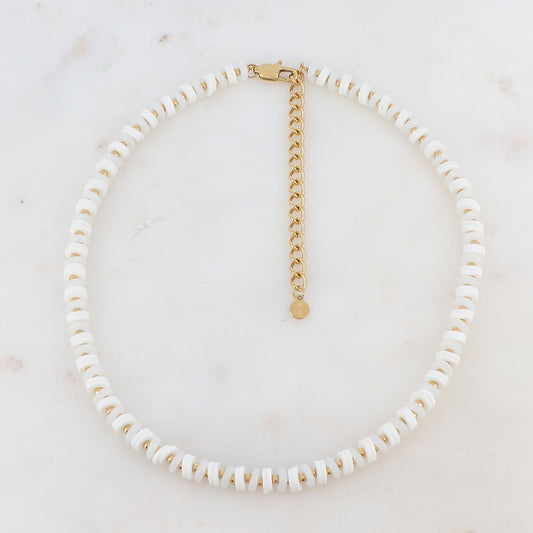 Collier doré avec des perles en pierre blanche et des perles heishi blanches 36+7 cm