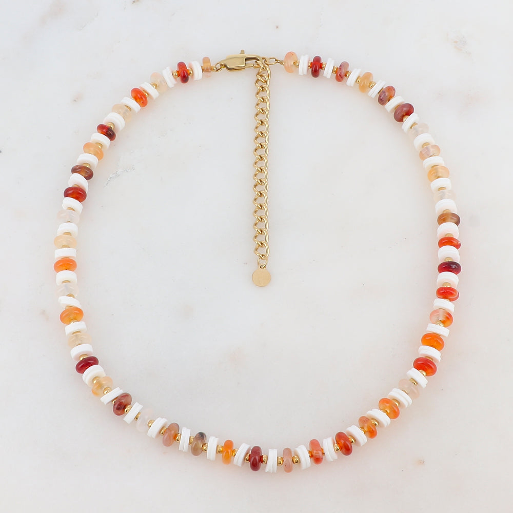 Collier doré avec des perles en pierre blanche et oranges et des perles heishi blanches 36+7 cm