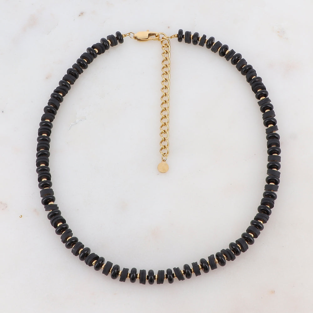 Collier doré avec des perles en pierre onyx et des perles heishi noires 36+7 cm