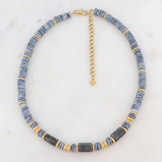 Collier doré avec des perles en pierre grise et des coquillages gris 36+7 cm