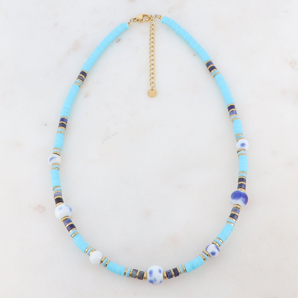 Collier doré avec des perles en céramique, des perles heishi et des pierres naturelles bleues 39+5 cm