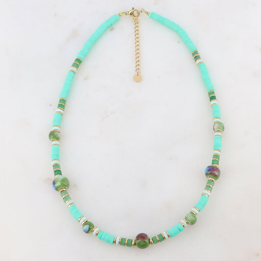 Collier doré avec des perles en céramique vert, des perles heishi et des pierres naturelles vertes 39+5 cm