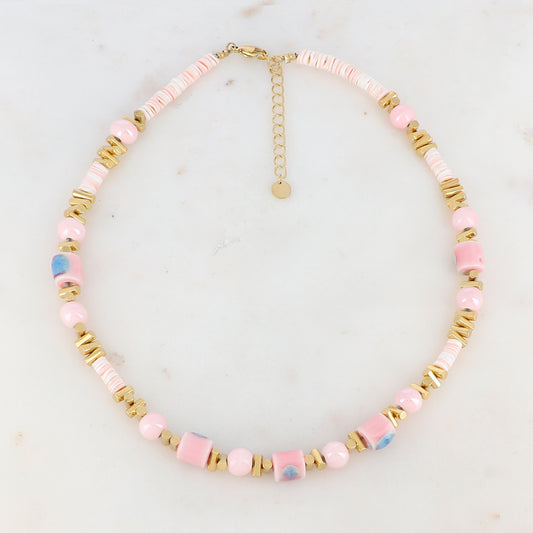 Collier doré avec des perles en céramique émaillée et des coquillages roses 42+5 cm