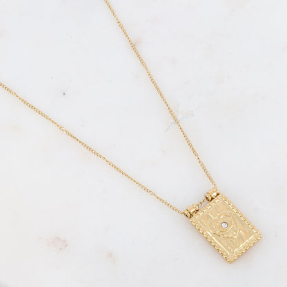 Collier doré avec une pampille rectangulaire ornée d'un cœur et d'un strass blanc 40+5 cm