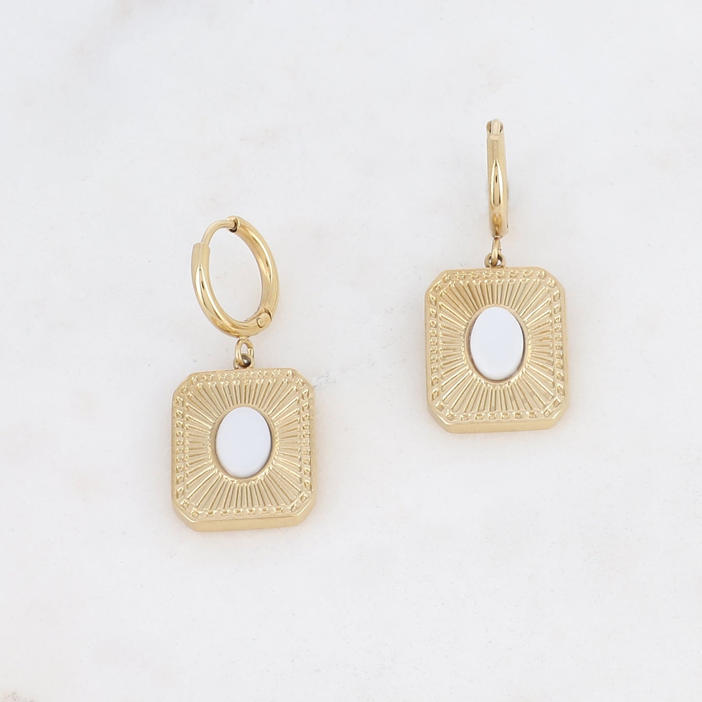 Créoles avec pièce rectangulaire et pierre naturelle 1,6 x 3,8 cm.