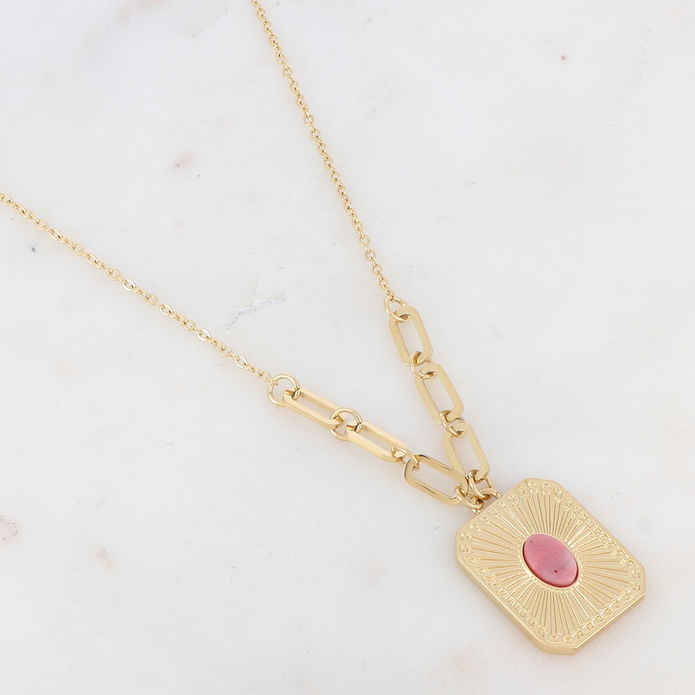 Collier doré composé d'un pendentif en forme de rectangle serti d'une pierre naturelle Rhodonite 45+5 cm