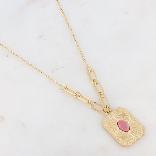 Collier doré composé d'un pendentif en forme de rectangle serti d'une pierre naturelle Rhodonite 45+5 cm