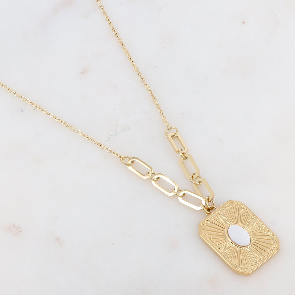 Collier doré composé d'un pendentif en forme de rectangle serti d'une pierre naturelle Jade blanche 45+5 cm
