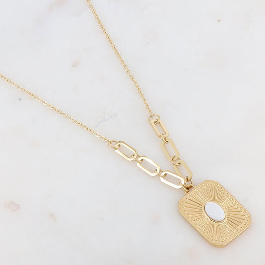 Collier doré composé d'un pendentif en forme de rectangle serti d'une pierre naturelle Jade blanche 45+5 cm