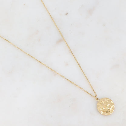 Collier doré avec un pendentif rond effet martelé 40+5 cm
