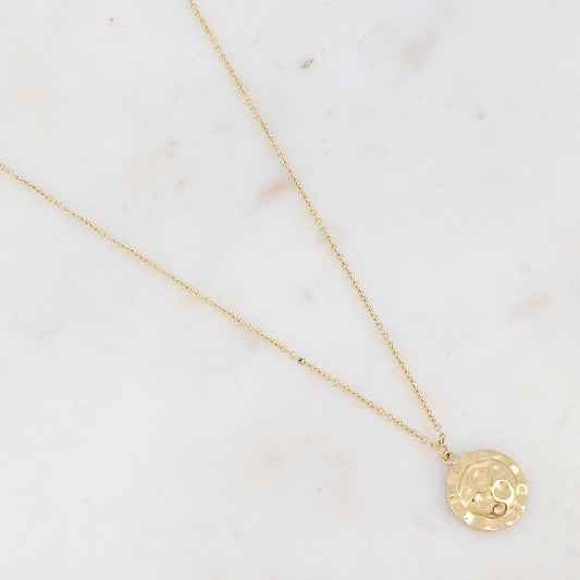 Collier doré avec un pendentif rond effet martelé 40+5 cm