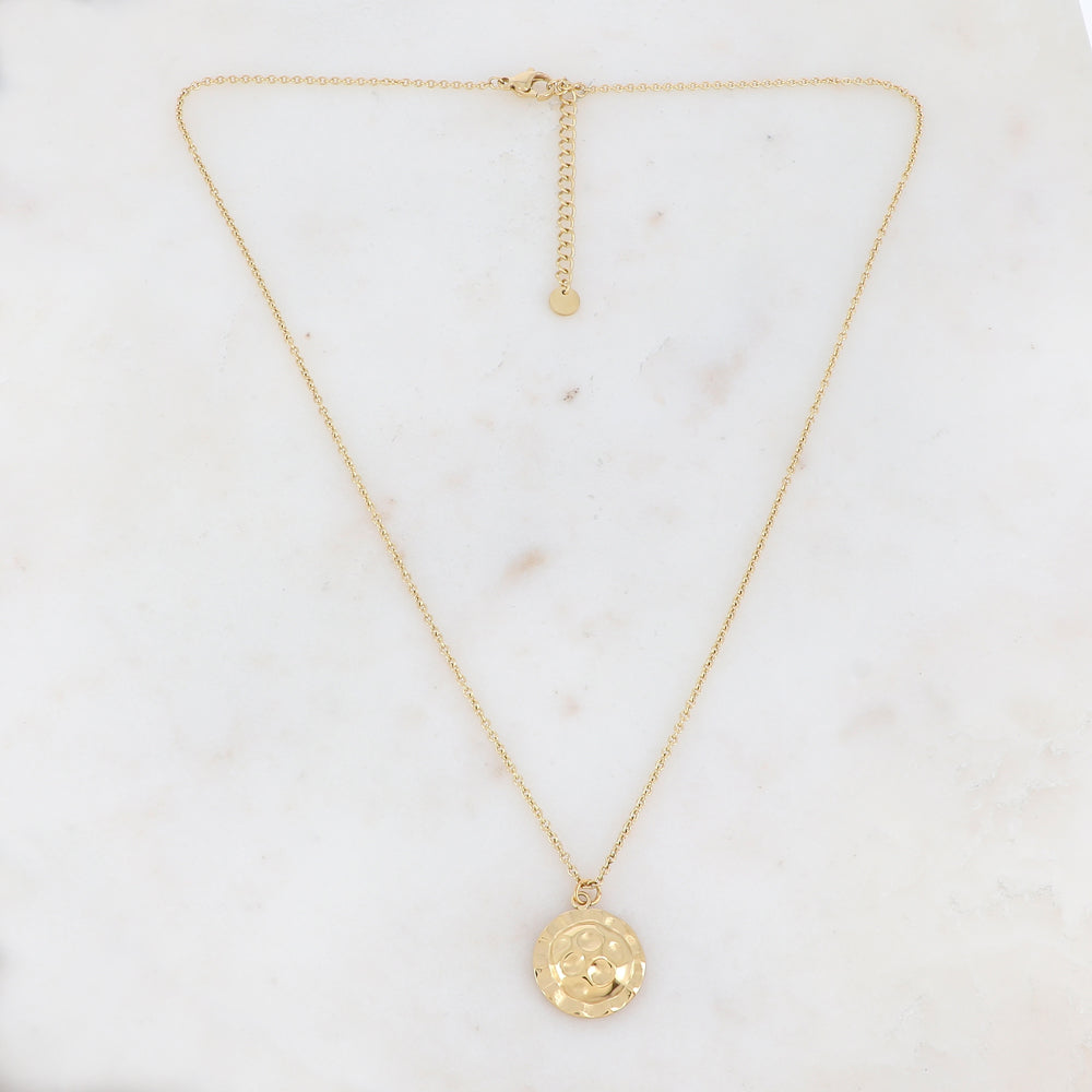 Collier doré avec un pendentif rond effet martelé 40+5 cm