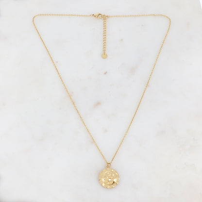 Collier doré avec un pendentif rond effet martelé 40+5 cm
