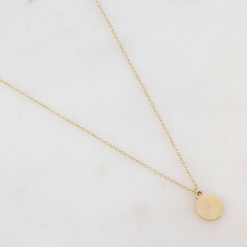 Collier doré composé d'un pendentif en forme de pampille ronde 41+5 cm