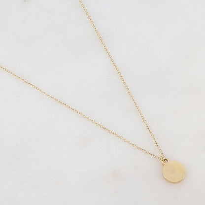 Collier doré composé d'un pendentif en forme de pampille ronde 41+5 cm