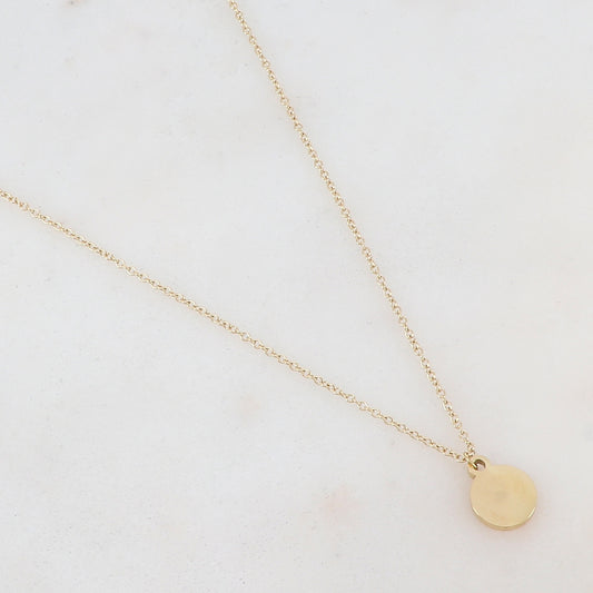 Collier doré composé d'un pendentif en forme de pampille ronde 41+5 cm