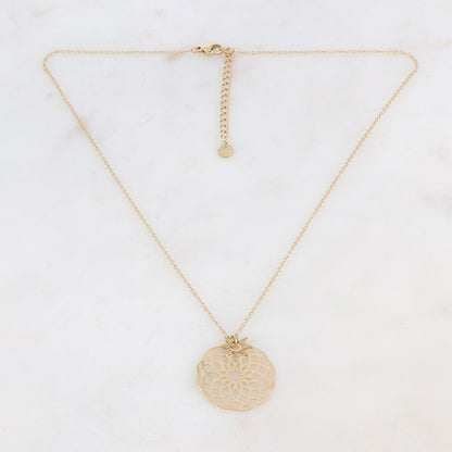 Collier doré composé d'un pendentif rosace et d'une pampille étoile 41+5 cm