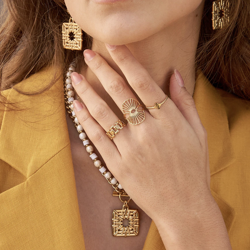 Bague ajourée en forme graphique et géométrique